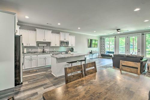 Waterfront Lake Hamilton Home Dock And Grill!