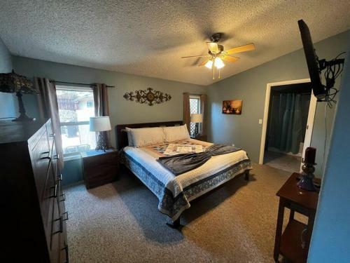 3 Bedroom With Stunning Red Rock Views! Walk To Trails!