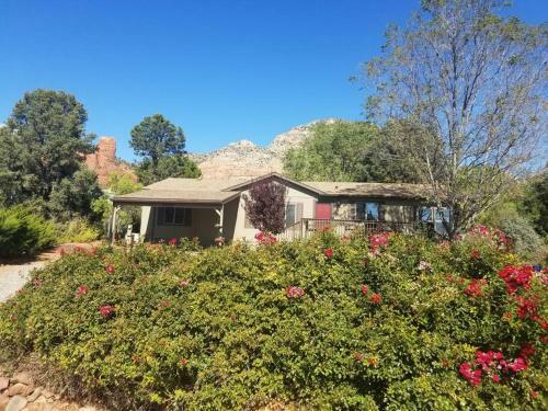 3 Bedroom With Stunning Red Rock Views! Walk To Trails!