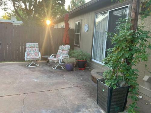 3 Bedroom With Stunning Red Rock Views! Walk To Trails!
