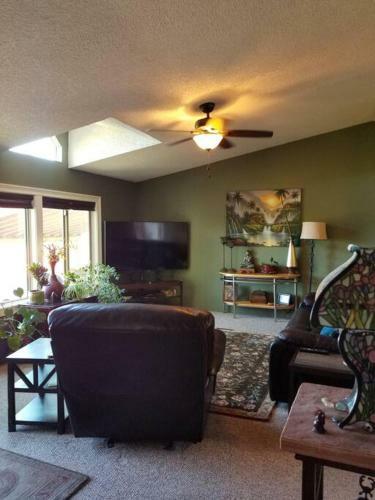 3 Bedroom With Stunning Red Rock Views! Walk To Trails!