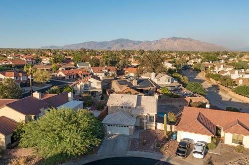 Desert Oasis With Heated Pool/convenient Location