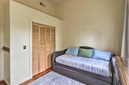 Charming Apartment In Downtown Blue Lake!