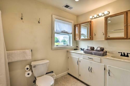 Charming Apartment In Downtown Blue Lake!