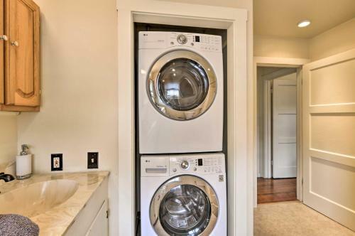 Charming Apartment In Downtown Blue Lake!