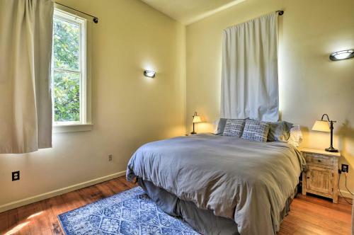 Charming Apartment In Downtown Blue Lake!