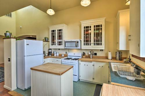 Charming Apartment In Downtown Blue Lake!