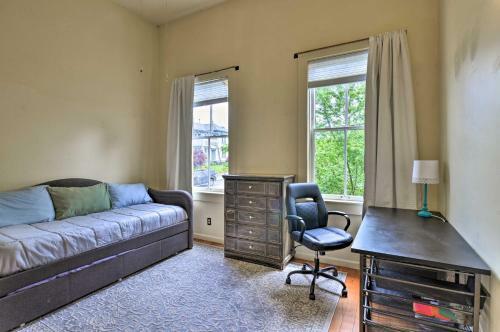 Charming Apartment In Downtown Blue Lake!