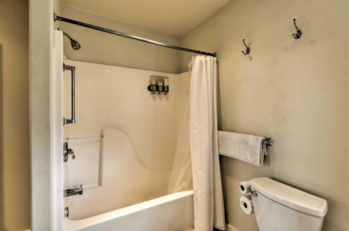 Charming Apartment In Downtown Blue Lake!