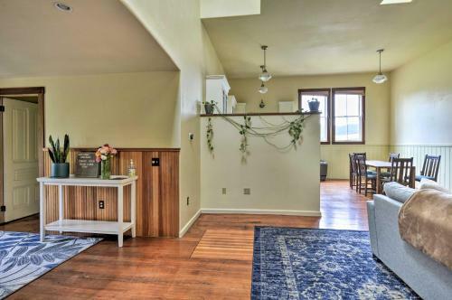 Charming Apartment In Downtown Blue Lake!
