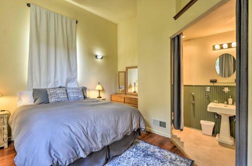 Charming Apartment In Downtown Blue Lake!