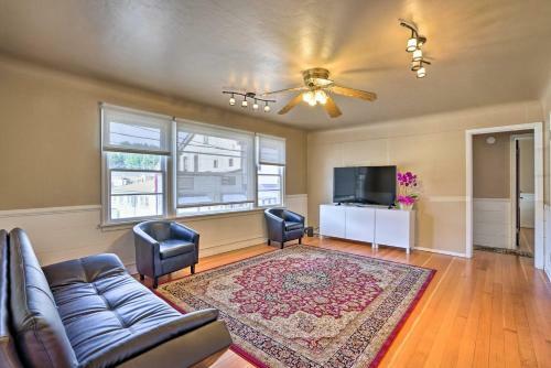 Sun-dappled Retreat With Private Back Deck!