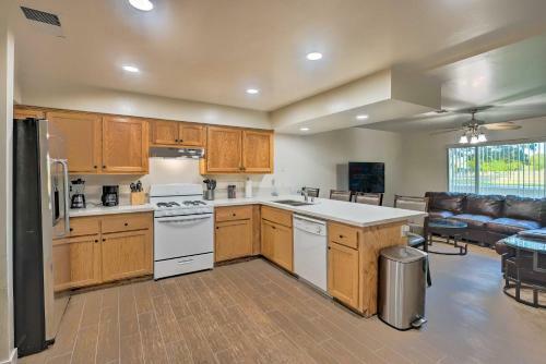 Convenient Bakersfield Townhome With Patio!