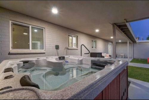 Hot Tub! 10beds! Old Town Scottsdale Stays