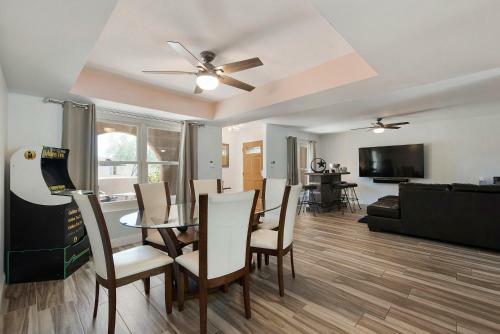 Villa Cactus Bloom! 2 Masters, Pool, Golf, Arcade, And Hot Tub!