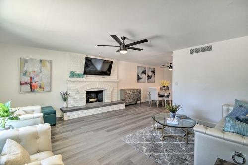Bright Scottsdale Oasis With Modern Interior!