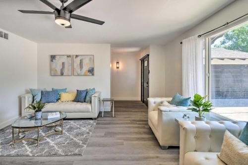 Bright Scottsdale Oasis With Modern Interior!