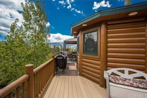 Peaceful Cabin Home With Breathtaking View!