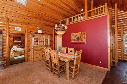 Peaceful Cabin Home With Breathtaking View!