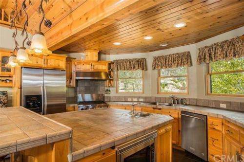 Peaceful Cabin Home With Breathtaking View!