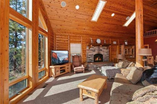 Peaceful Cabin Home With Breathtaking View!