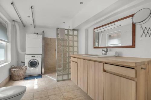 City Apartment Perfect For A Family Or Group!