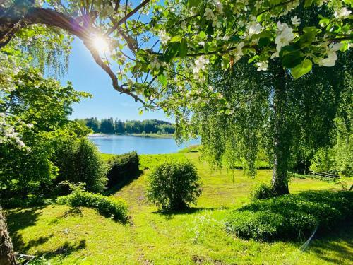 Hubane Saunaga Puhkemaja J�rve ��res
