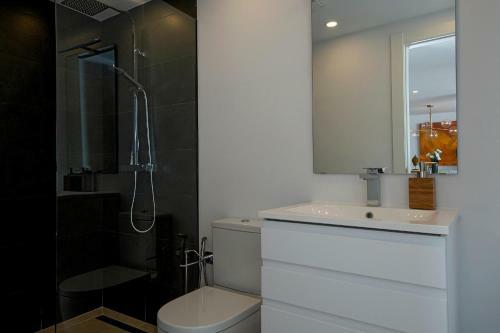 Luxury 5-bed House With Jacuzzi Sea Views Pool