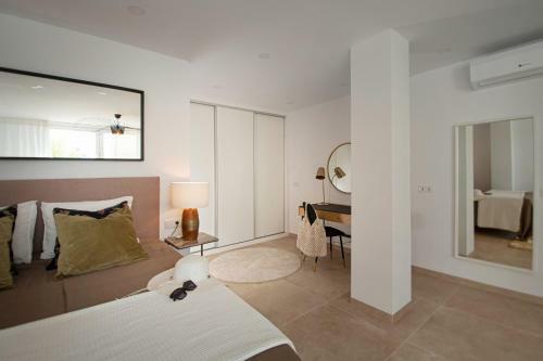Luxury 5-bed House With Jacuzzi Sea Views Pool