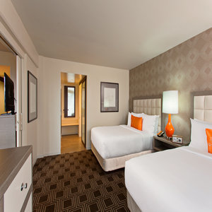 Hotel Beverly Garland Holiday Inn Un