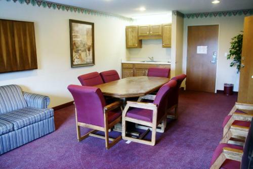 Hotel National Heritage Inn And Suites