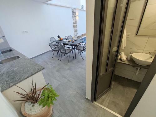 Apartment Valentina - Private Pool,200m From Beach