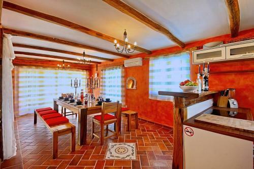 Romantic Villa Leon With Private Pool & 5 Bedrooms