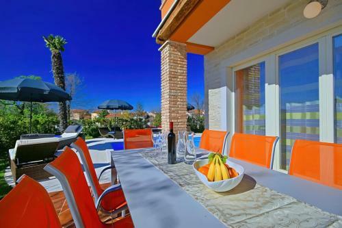 Romantic Villa Leon With Private Pool & 5 Bedrooms