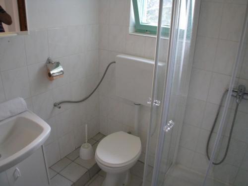 Cosy Apartment In Jezera With Garden