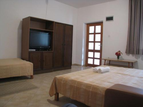 Cosy Apartment In Jezera With Garden