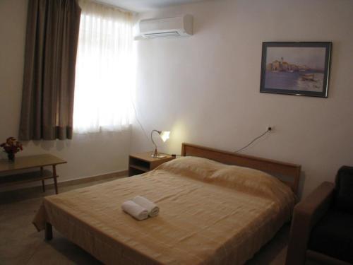 Cosy Apartment In Jezera With Garden