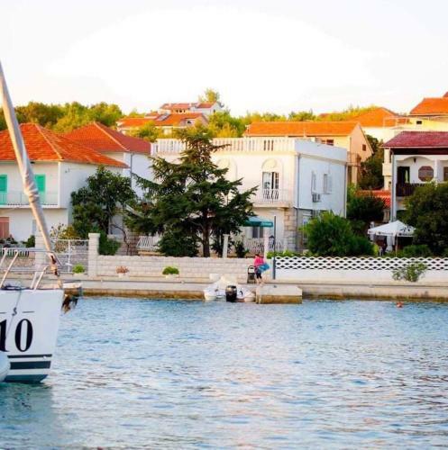 Captain's Luxury Apartment Directly On The Sea
