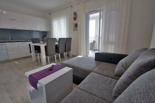 Apartment Annabella With Pool And Sea View