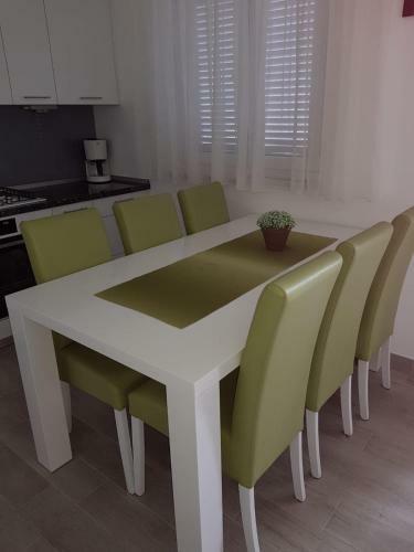 Apartment Annabella With Pool And Sea View
