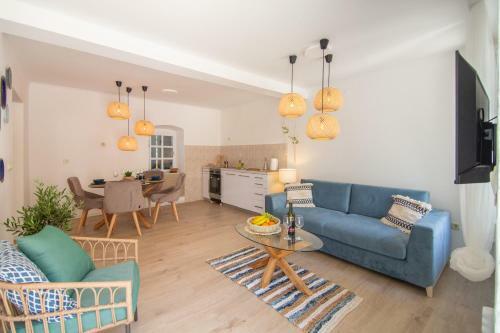 Apartments Mali Raj Komiza