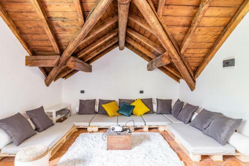 Apartamento Roomy '900 House Surrounded By Greenery With Parking!