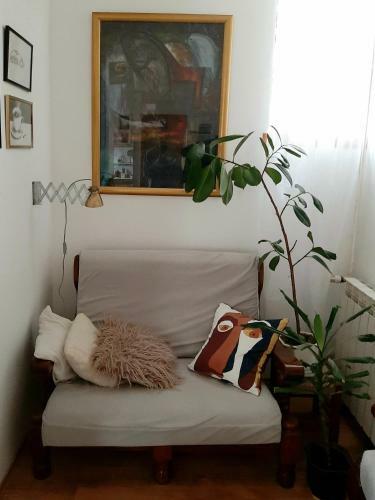Lovely Bright Apartment With Backyard-renovated!