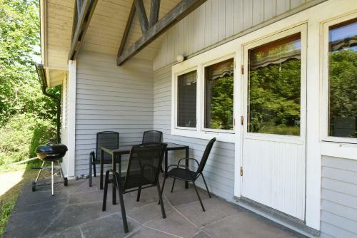 Nice Cottage On �land By The Sea