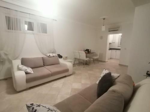 Denize S?f?r 3+1 Triplex Site ?�erisinde Havuzlu Villa