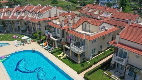 Denize S?f?r 3+1 Triplex Site ?�erisinde Havuzlu Villa