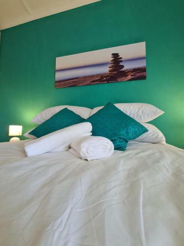 Cheerful 2 Bedroom Cottage With A Communal Pool