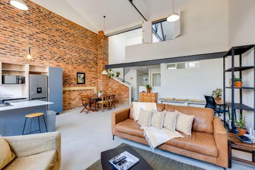 Entire Modern Loft Apartment - Sleeps 6 - Best Rates. Private & Central