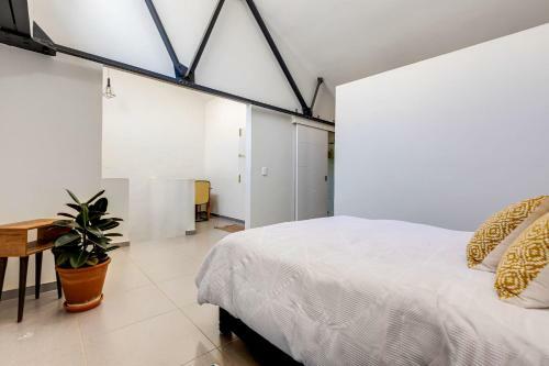 Entire Modern Loft Apartment - Sleeps 6 - Best Rates. Private & Central