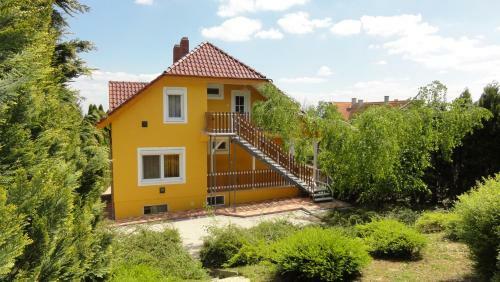 Magyar Apartmanh�z Iv.